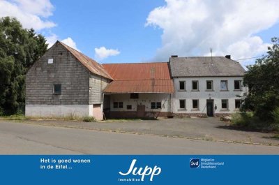 Ehemaliges Eifler Bauernhaus mit arrondiertem Land von 3,4 ha Größe und Nebengebäuden, Feuerscheid