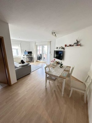 Helle 2-Zimmer-Wohnung mit Balkon und Einbauküche