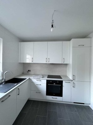 Renovierte und Teilmöblierte 82 qm Wohnung mit moderner Küche im Fürstenwall (F-Stadt)