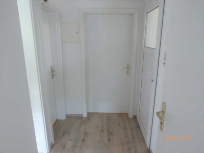 2021 vollständig renovierte Wohnung mit drei Zimmern und Pkw-Stellplatz in Oberstein,