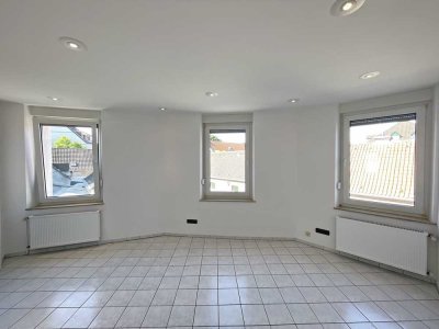 Helle 2-Zimmer-Wohnung mit individuellem Grundriss in zentraler Lage von Alt-Longerich!