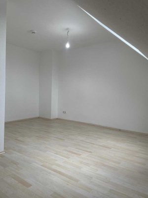2-Zimmer Dachgeschosswohnung im Nordend - ideal für Handwerker