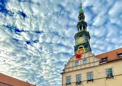 EINBAUKÜCHE VOM VORMIETER, DACHBALKON MIT BLICK ÜBER DEN KOHLBERG, BAD MIT DUSCHE UND WANNE, AUFZUG