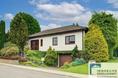 Walmdachbungalow mit großem Garten in gefragter Ortslage von Großmaischeid!
