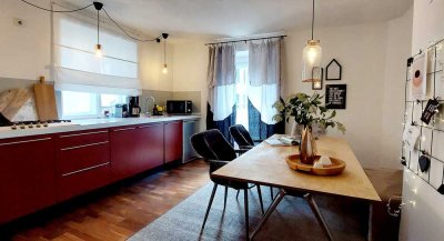 Charmante, möblierte Altbauwohnung (65 m²) mit großer Wohnküche & Balkon