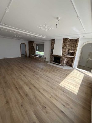 Erstbezug nach Sanierung - Stilvolle 4-Zimmer Wohnung