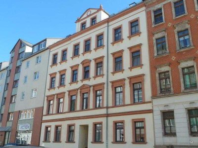 Freundliche 3-Zimmer-Wohnung mit Laminatboden, großem Balkon (Hofseite), Badewanne & Einbauküche