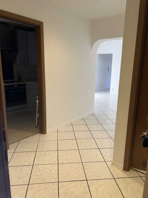 Freundliche 2,5-Raum-Wohnung mit EBK und Balkon in Rosbach