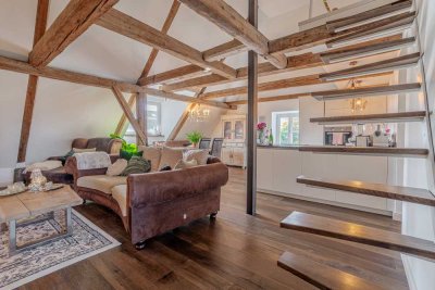 RARITÄT / Hochwertige Altbau-Dachgeschosswohnung mit Fachwerk & Sichtdachstuhl!