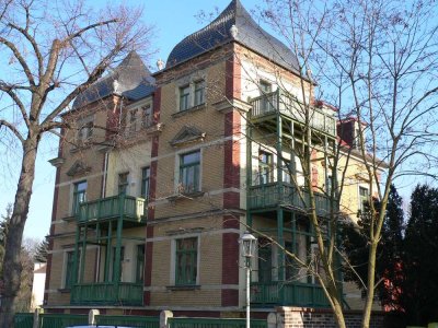 Wunderschöne 5 Zimmerwohnung mit eigenem Gartenanteil in historischer Villa