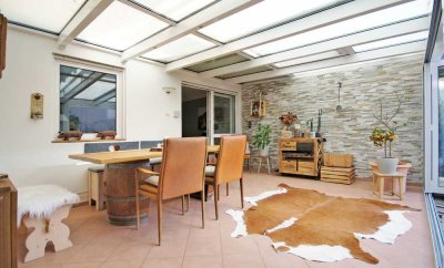 Außergewöhnliche 3,5 - Zimmer Wohnung mit Wintergarten, Hobbyraum und Ziergarten in toller Wohnlage