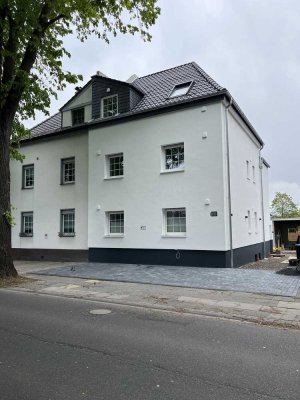 Neuwertige Terrassenwohnung mit dreieinhalb Zimmern und Balkon in Bonn
