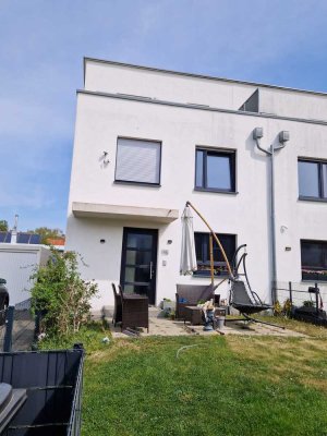Neuwertige Doppelhaushälfte mit fünf Zimmern und Einbauküche in Dreieich