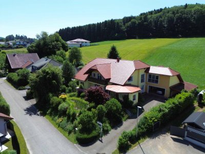Traumhaus mit 2 XL Terrassen ,idyllischem Garten, Biotop, Einliegerwohnung, Doppelgarage Carport nur ca. 5 km zum Attersee St. Georgen