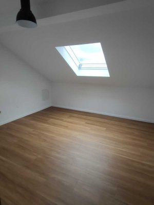 Schöne zwei Zimmer Dachgeschoss Wohnung