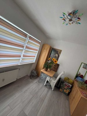Geschmackvolle, sanierte 3-Raum-Wohnung mit gehobener Innenausstattung mit Balkon und EBK in Maintal