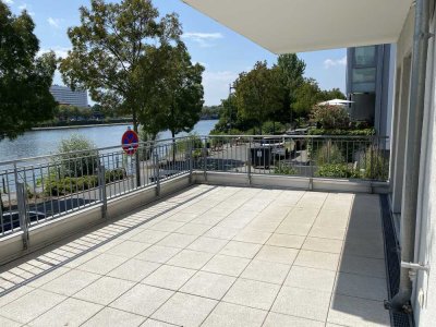 Exklusive sonnige Wohnung auf der WESTHAFENMOLE mit großer Terrasse & Panorama-Mainblick
