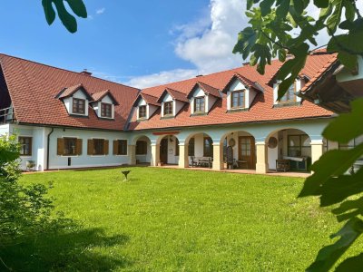 Südsteiermark pur - Lebensqualität mit Weingarten, Weinkeller &amp; Arkadenhof - Wohnen, genießen &amp; gestalten in einem Ensemble mit Seele! Luxuriöses Familienanwesen oder außergewöhnlicher Ort für Seminare, Kultur und Genuss.