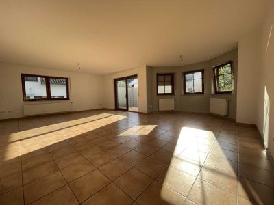 Neuwertige 3-Zimmer-Wohnung mit Balkon in Karlsbad
