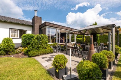 MANNELLA *Stilvoller Bungalow auf einem Traumgrundstück* in zentraler Lage von Seelscheid