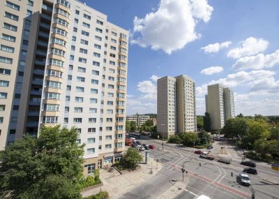 2 Zimmer mit großem Balkon!