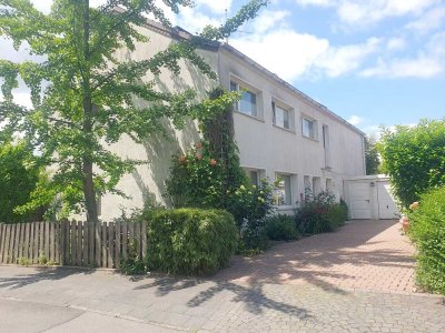 Freistehendes Zweifamilienhaus 9ZKB (ca. 240 m²) mit barrierefreier Erdgeschosswohnung in Seenähe