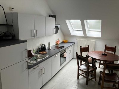 WOHNEN im Dachgeschoss - EBK mögl. - Bad mit Fenster + Wanne !