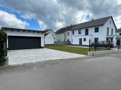 Modernes Einfamilienhaus  mit 2 Garagen und schönem Garten in Maxhütte-Haidhof