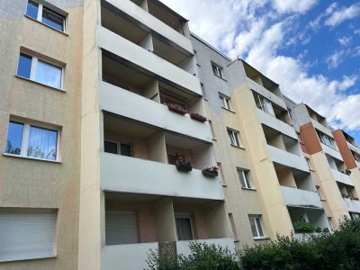 Frisch renovierte 4 – Zimmerwohnung in Randlage von Halle-Neustadt, idyllisch im Grünen und Loggia!