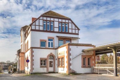 MAISONETTE APARTMENT IN THE HISTORIC TRAIN STATION BUILDING! Includes parking space and kitchen
