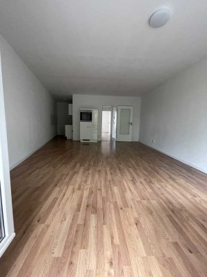 Stilvolle, vollständig renovierte 2-Zimmer-Wohnung mit Balkon und Einbauküche in Düsseldorf