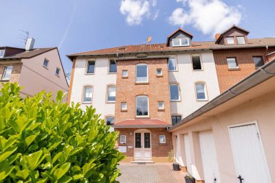 Aufgeteiltes Mehrfamilienhaus mit 8 Wohneinheiten und Garagen