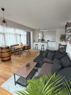 Zentral, hell und voll möbliert im Loft-Stil (12 Monate Mindestmietdauer, befristet bis 31.12.2027)