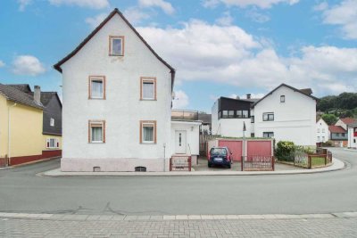 Charmantes Fachwerkhaus in Solms-Oberndorf mit Hof, Balkon, Garagen und viel Potenzial