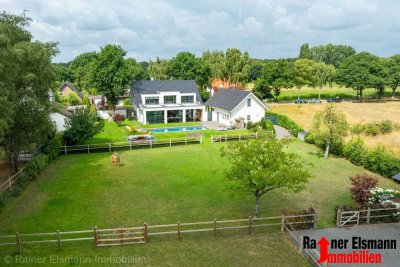 Elten: Moderne Traumvilla mit freiem Blick am Ortsrand von Elten