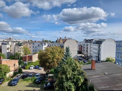 Balkon mit Schlossblick! großzügige 3-Zimmer-Wohnung mit neuer Einbauküche