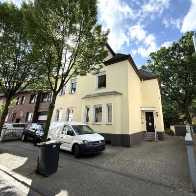 Fast fertig: ca. 107 m² Altbauwohnung
Erstbezug nach Sanierung mit
Balkon und 2 Stellplätzen