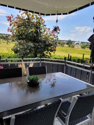 Lichtdurchflutete Hochparterre-Wohnung - gehobene Innenausstattung mit EBK und Balkon