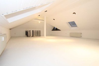 **Reserviert**
Aussergewöhnliche  Studio-Wohnung mit zwei Balkonen in gepflegtem Wohnhaus