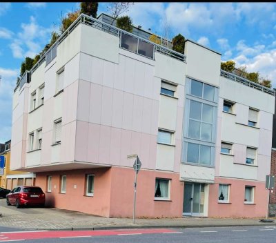 EIGENTUMSWOHNUNG * ca. 128 m² * 5 Zimmer, Küche, Diele, Bad, Gäste-WC ,Terrasse und Garage.