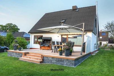 Ihr neues Zuhause - Freistehendes Einfamilienhaus, 2 Garagen und Gartenpool