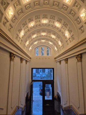 TOP SANIERTE 5-Zimmer-Komfort-Altbau-WE, Balkon, Aufzug, ruhige Lage, teilgewerblich nutzbar