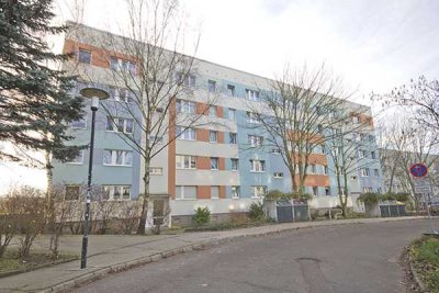 3 Räume mit Balkon zentral im Süden von Halle.