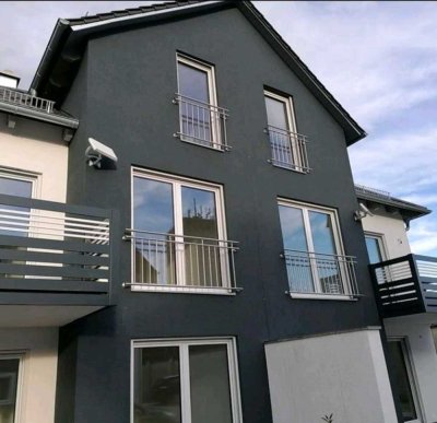 In Herzen von Straubing stilvolle mod. DHVilla mit Einbauküche!