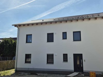 Schöne 3-Zimmer-Wohnung mit Balkon und Einbauküche in Schierling