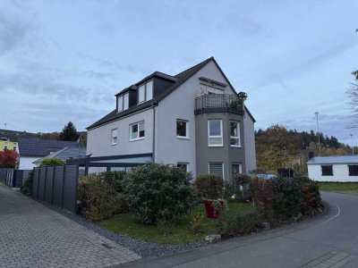 Helle 3-Zimmer-Wohnung mit Dachterrasse, Einbauküche, Garage und Wallbox in Föhren