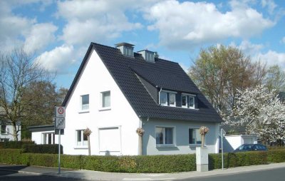 Ansprechende und vollständig renovierte 2-Raum-DG-Wohnung mit Balkon in Kamen
