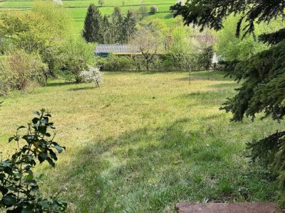 1100 qm Grundstück mit Wochenendhaus in Hanglage am Waldrand mit wundervollem Blick auf den Garten