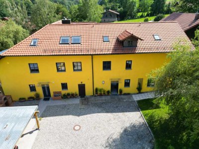 Großzügiges Anwesen mit historischem Bauernhaus und drei modernen Gebäudeteilen