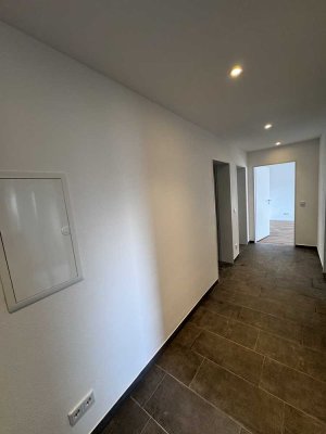 Frisch Renovierte 3-Zimmer Wohnung mit Balkon in Roth, 1. OG